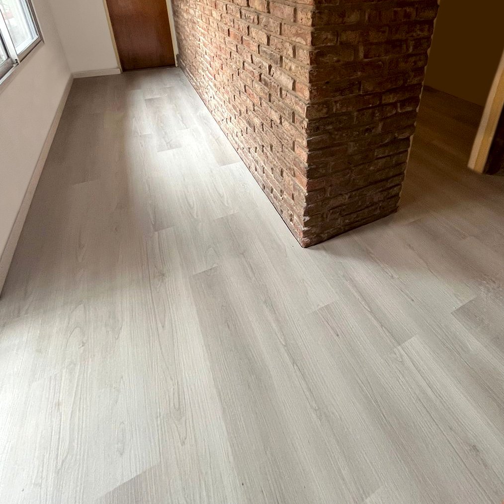 Piso Flotante Vinílico Click 5mm con manta incluida SPC Ceniza - Image 2